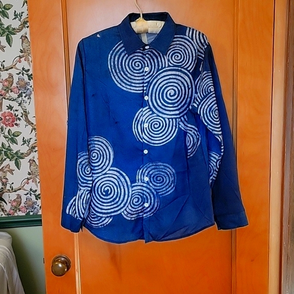 Wearshes blouse. White spiral print on blue background. 20 inches pit to pit - Picture 1 of 3